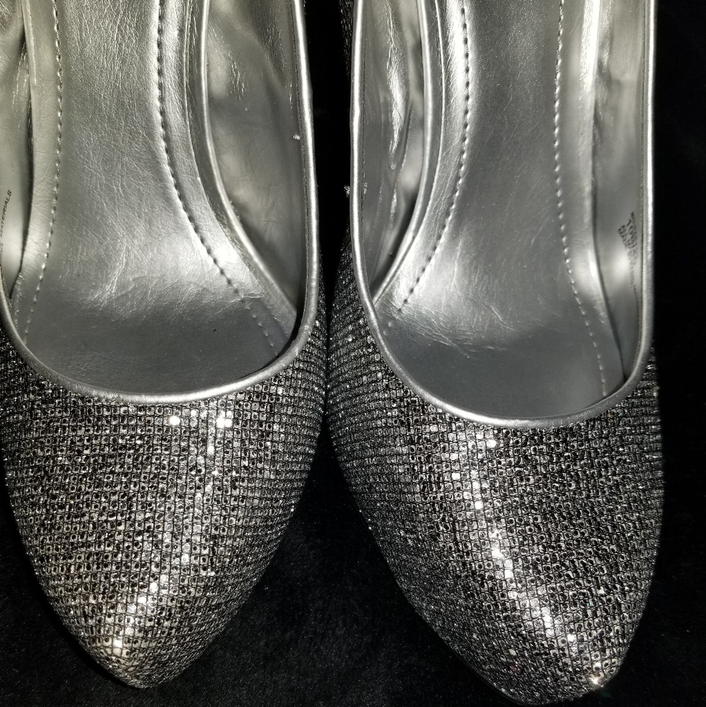 BCBG heels - Picture 3 of 5